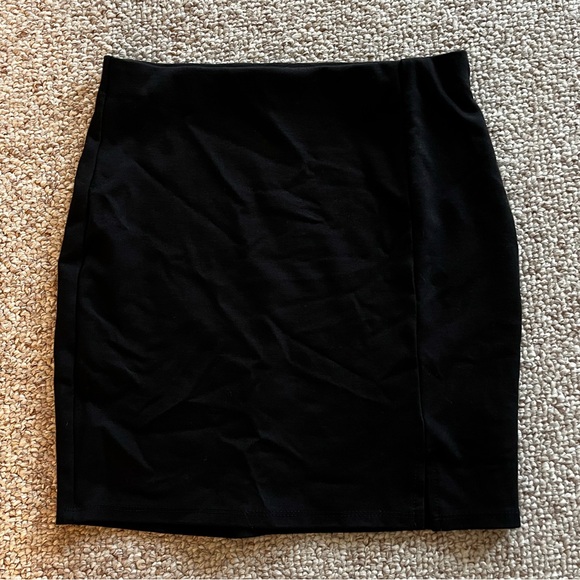 LaClef Women's Like New Black Mini Fitting Split Skirt - Picture 7 of 10